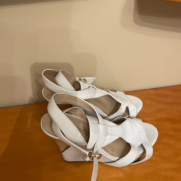 Guess women sandals, white on platform - Picture 3 of 4